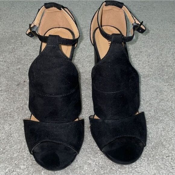 BAMBOO BLOCK HEEL ROUND TOE ADJUSTABLE BUCKLE CLOSURE SANDAL - Picture 1 of 14